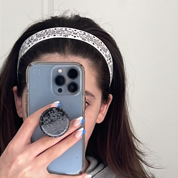This is a head band to get your hair out of your face and to have something cute - Picture 2 of 2
